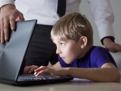 Spielendes Kind am Laptop