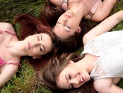 Drei Mädchen im Gras