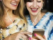 media-news-for-parents.com Lachend am Handy