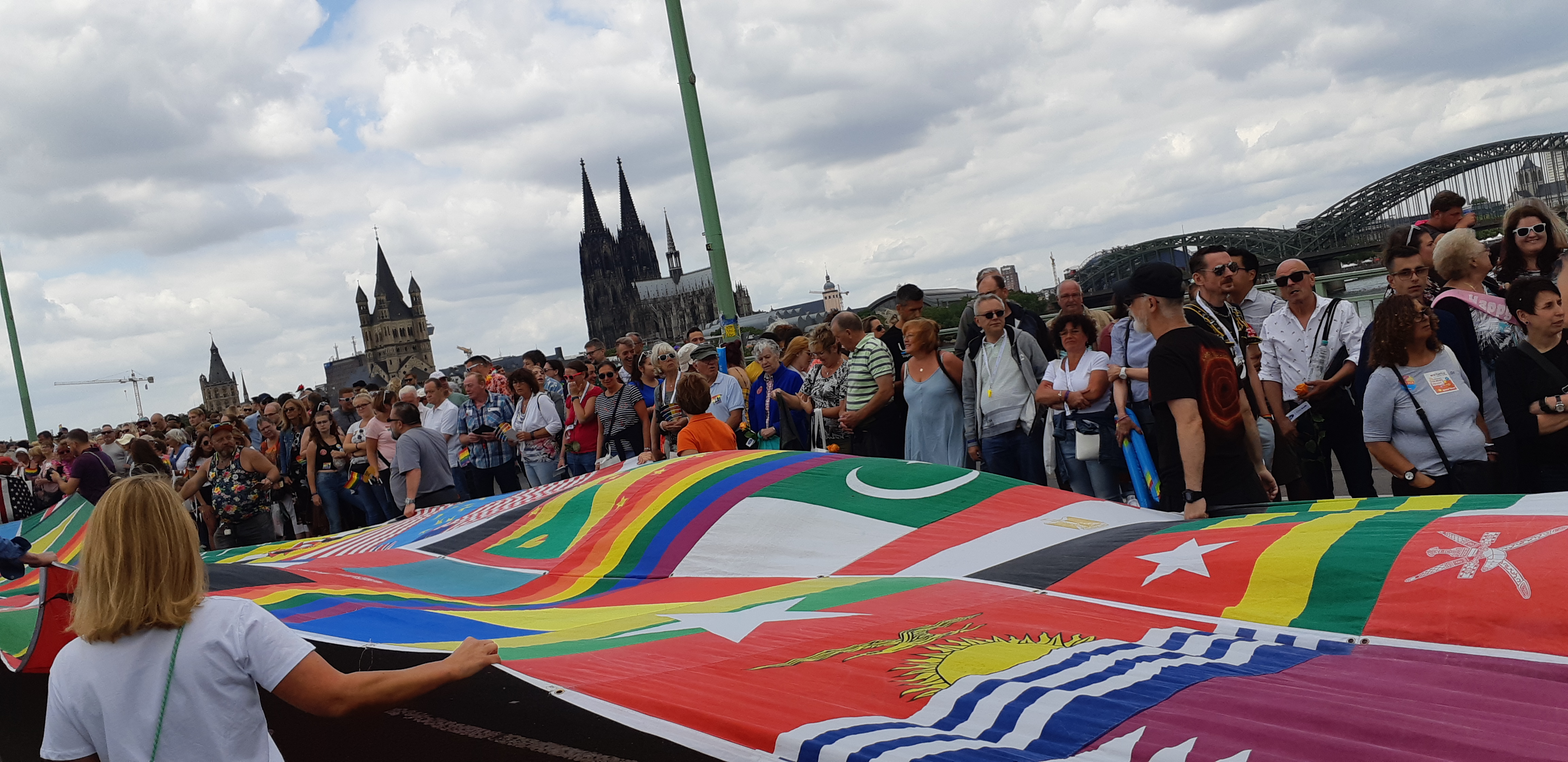 Tausend-Nationen-Flagge vor Kölner Dom CSD Cologne 2019