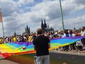 Regenbogenfahne vor Kölner Dom CSD Köln 2019